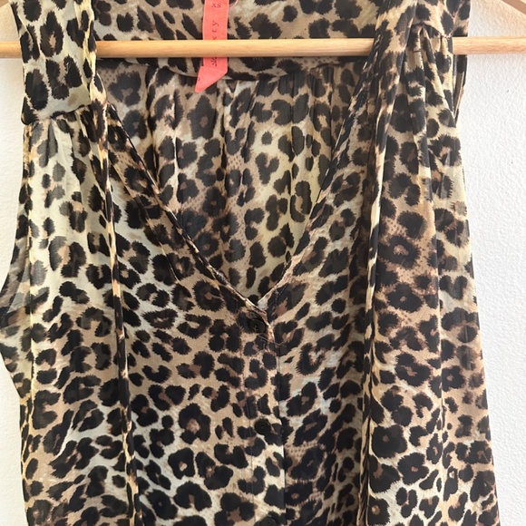 Flowy Leopard Print Blouse - Picture 3 of 11